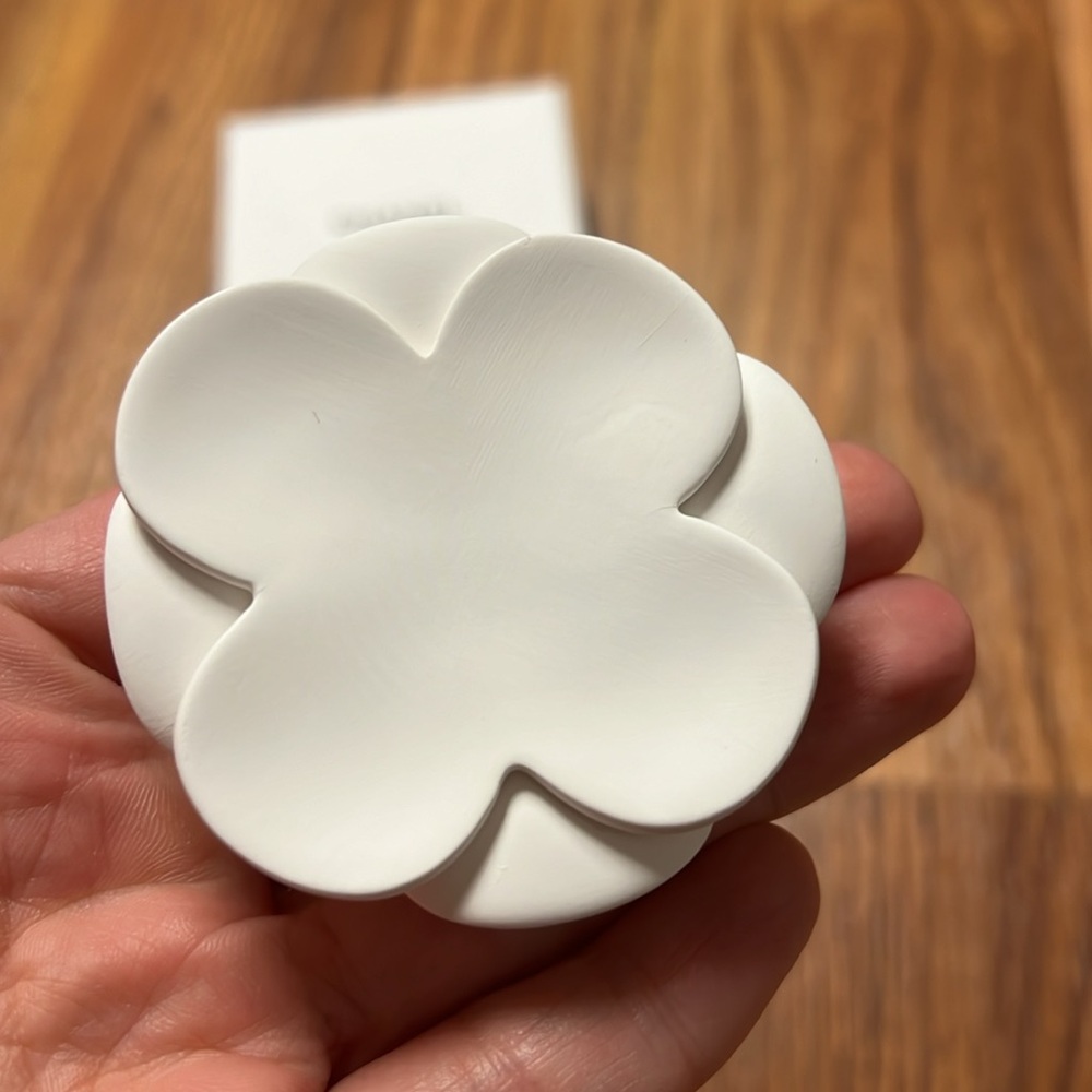 Chanel ceramic camellia works like diffuser. - Picture 4 of 4